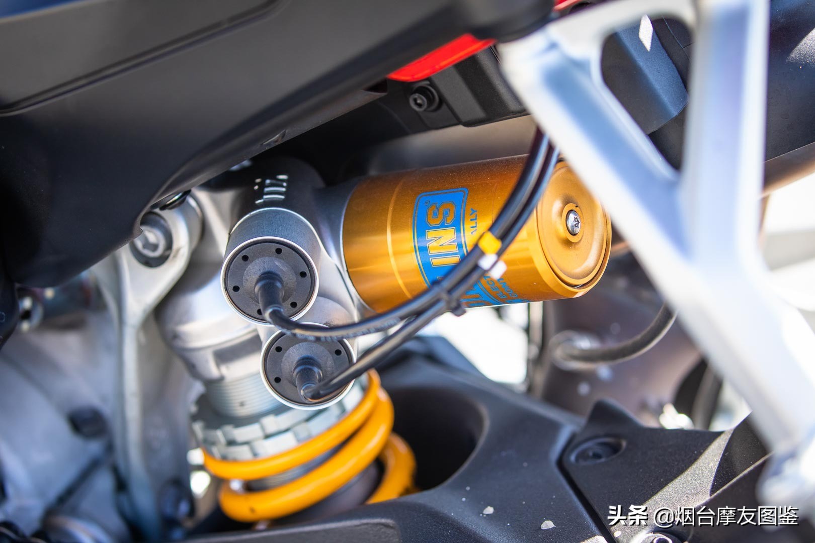 杜卡迪v4s街霸实车测评,杜卡迪街霸v4s和ktm1290sdr哪个快