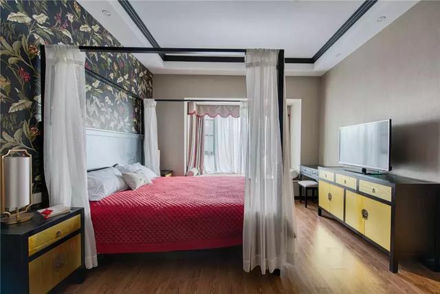 128㎡新中式装修，客厅搭配黑色皮沙发，既时尚又上档次