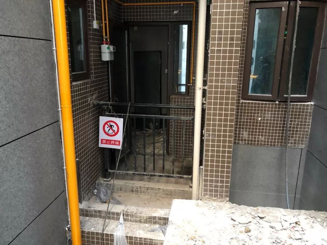 这个楼盘怪：商铺把门两头开，外人轻松就能溜进小区来