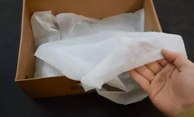 买了20年鞋,才知道鞋盒里的那层白布这么重要,以前太浪费了!