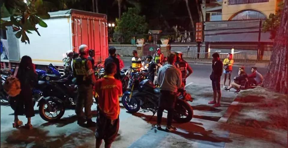 100多名缅甸青年在泰国普吉芭东海滩,持械斗殴