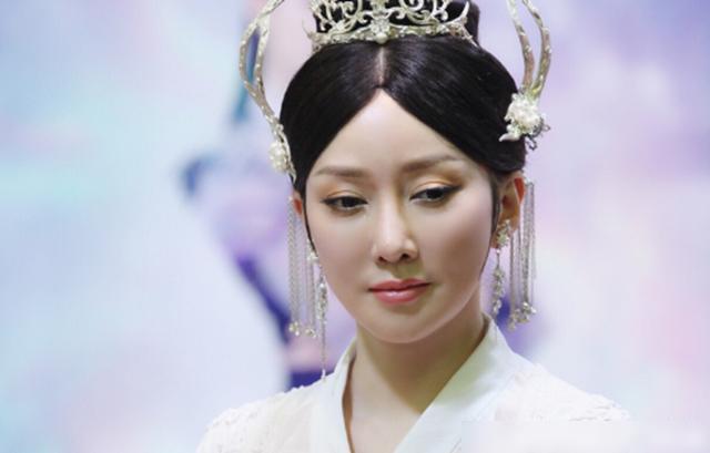 萨顶顶的“假唱转话筒事件”,萨顶顶假唱转话筒事件视频