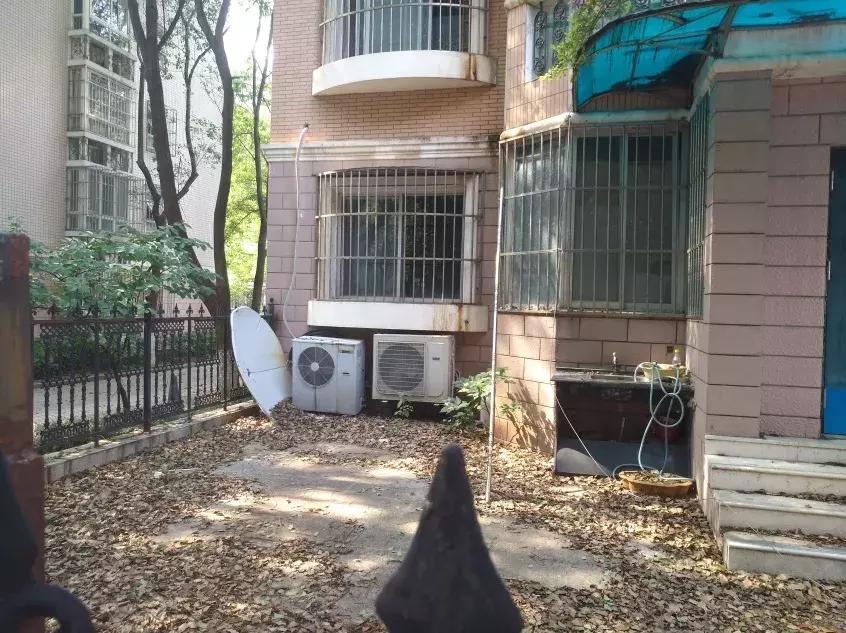 曾经的富人区如今没有人住,曾经的富人区洋房中的洋房