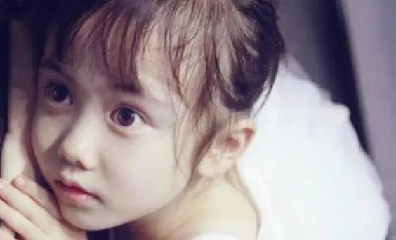 “女儿太漂亮”，竟成了全家人累赘，爸爸看孩子越长越好看就心烦