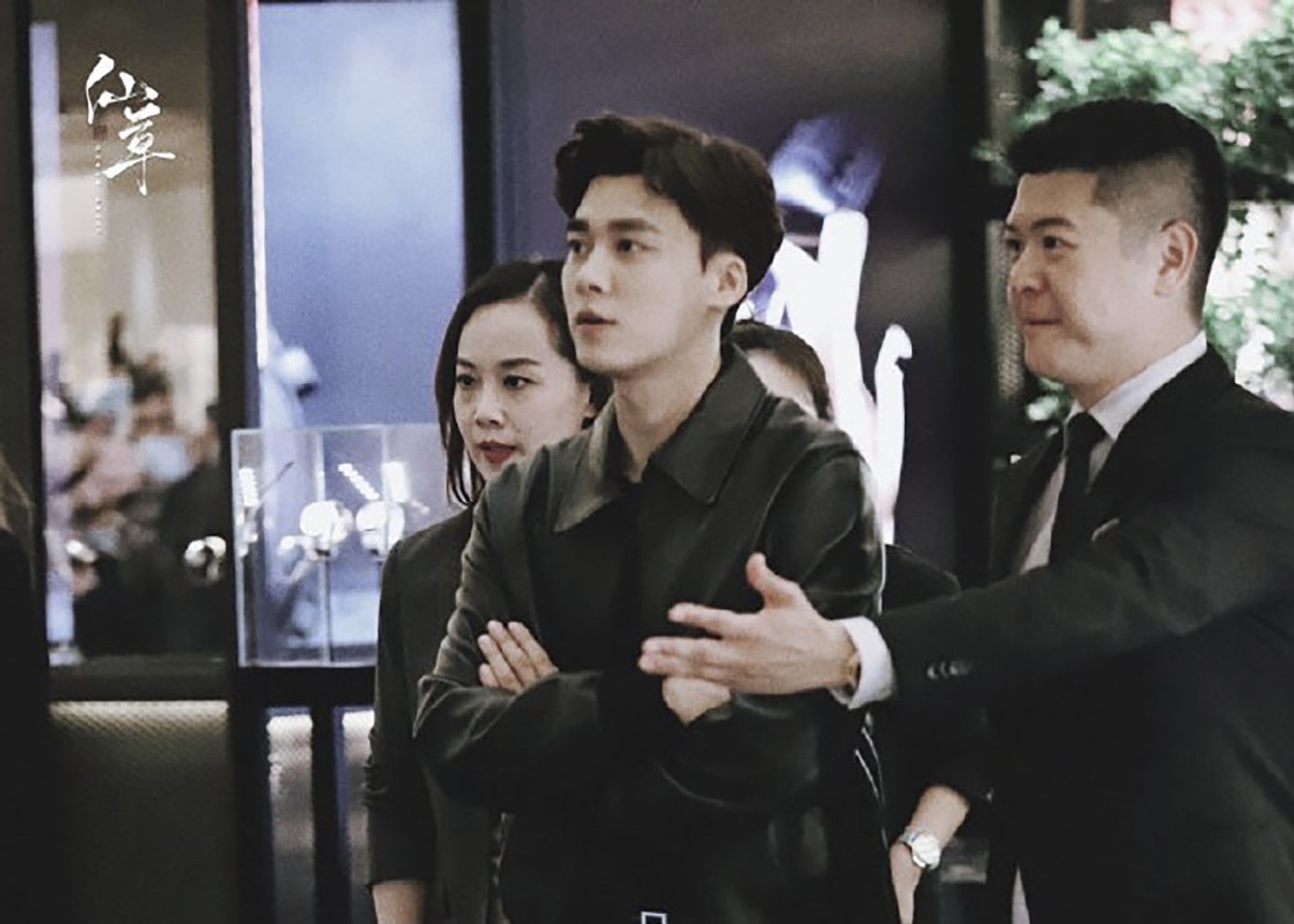 张若昀西装李易峰皮衣,李易峰机车皮衣演唱会