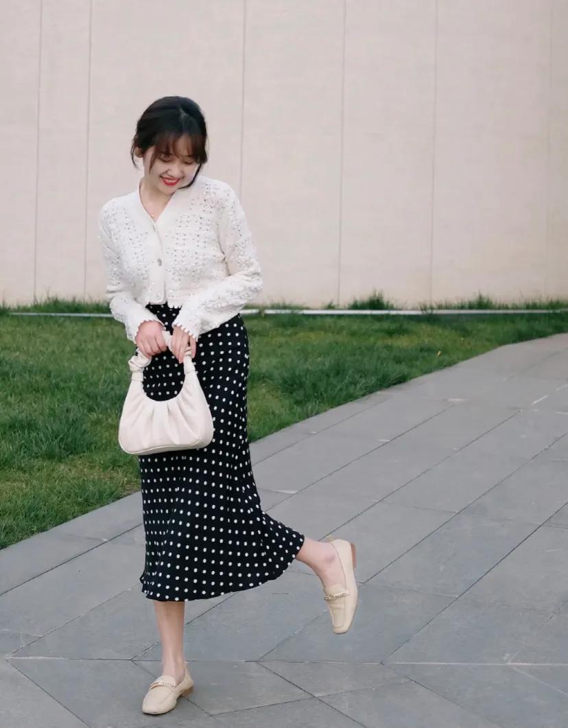 儿童春季针织开衫,女童春季扣字针织黑白开衫外套