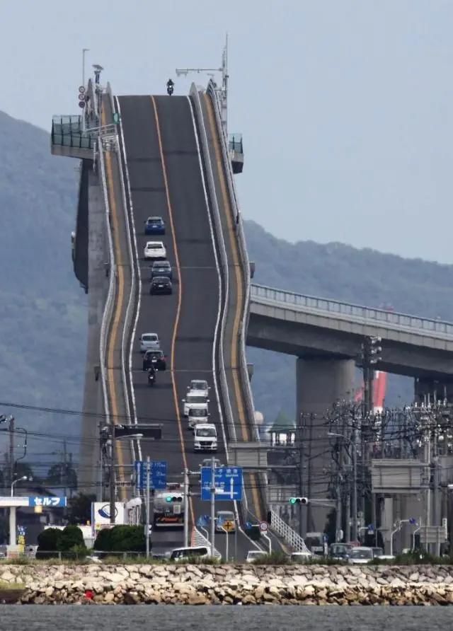 陡坡起步，先松离合还是先松手刹？顺序一旦弄错有车毁人亡的危险