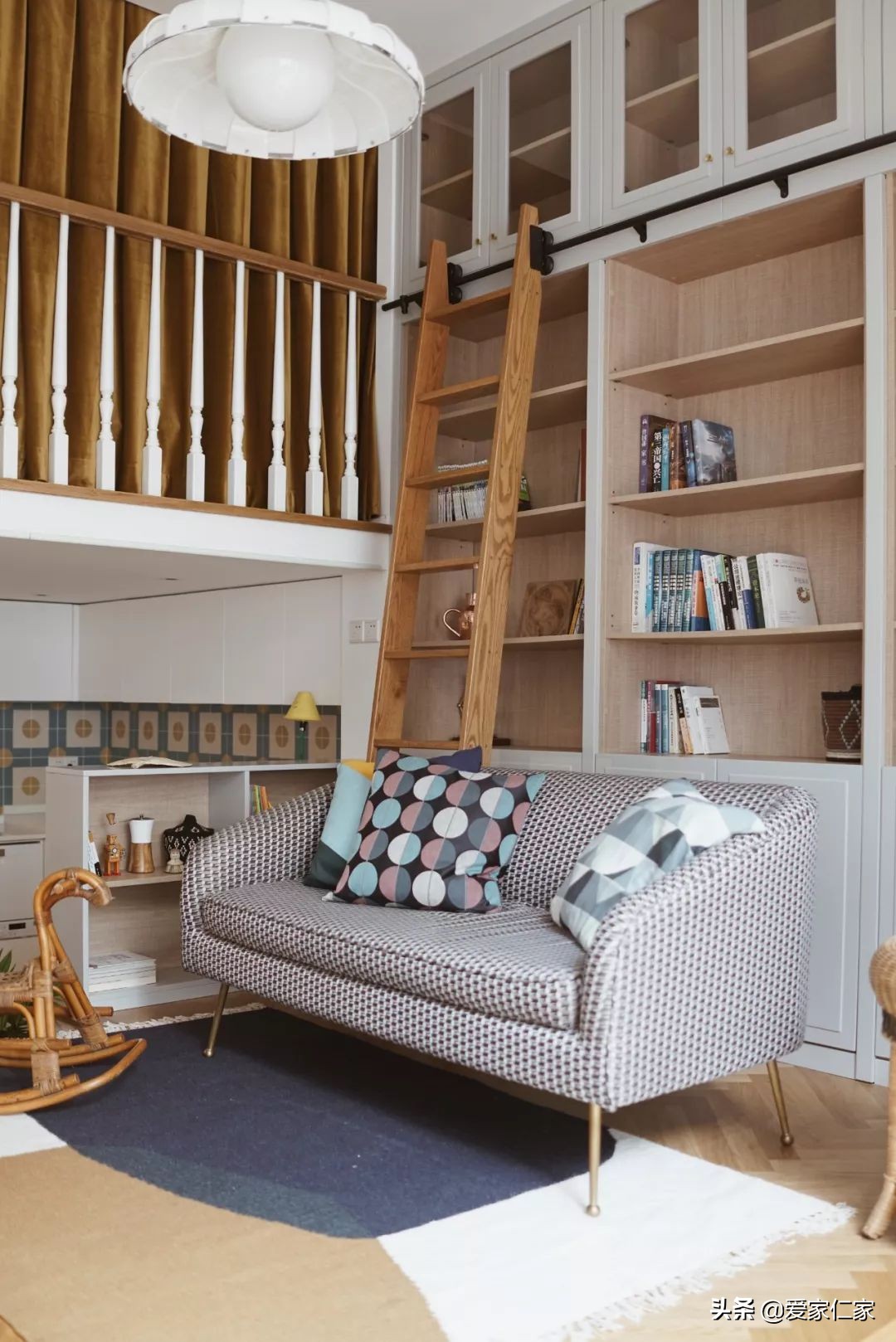 她买下32㎡上海老旧学区房，为女儿打造小桃园，还有超舒适大庭院