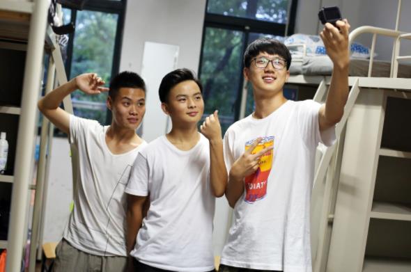 澶у鐢熻嚜宸辫姳閽变拱绌鸿皟,澶у鐢熺嫭鑷拱绌鸿皟