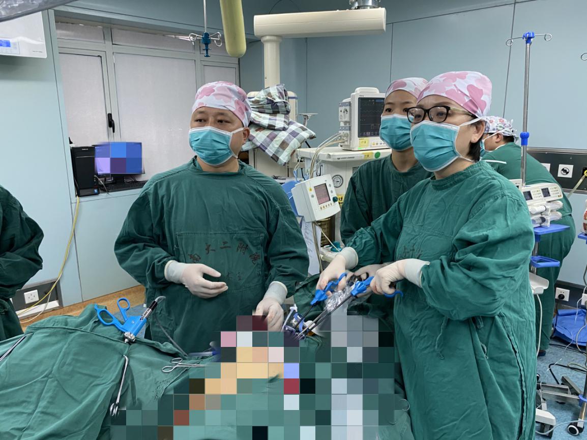 南大二附院妇产科完成一例经脐单孔腹腔镜卵巢恶性性索间质肿瘤全面分期手术