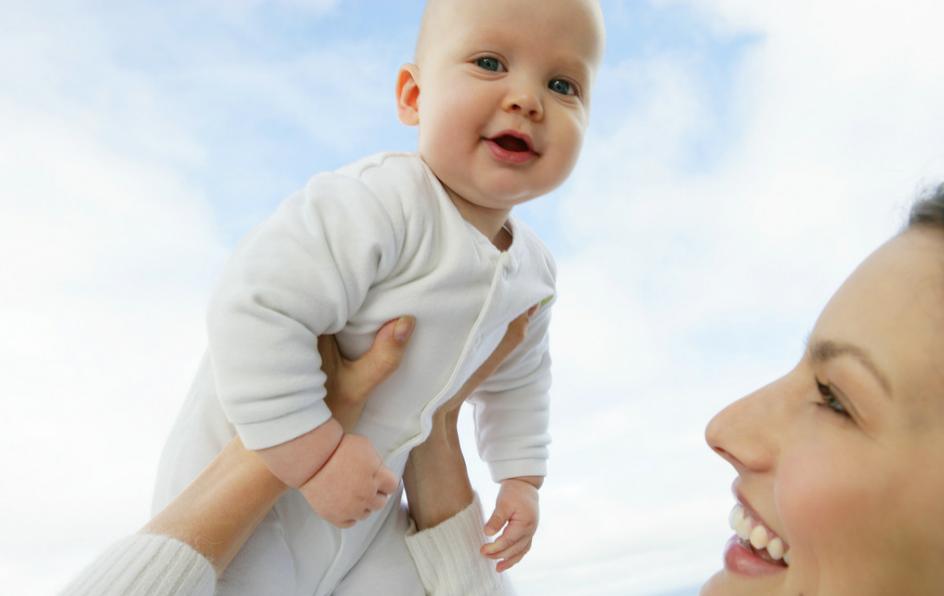 宝宝喝奶打嗝的原因和解决方法,宝宝喝奶后打嗝的正确处理方式