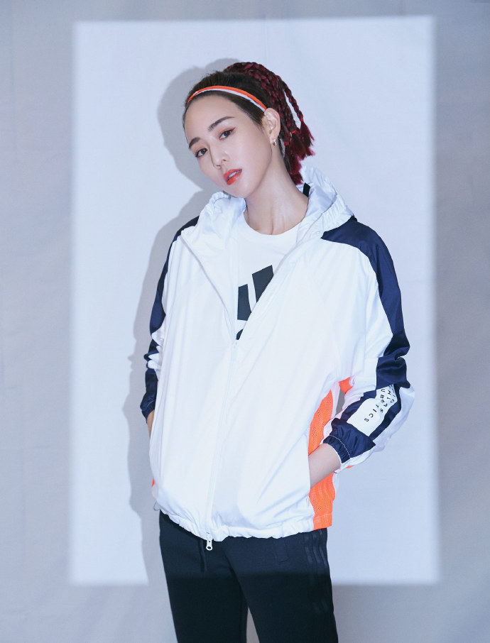 张钧甯穿白色运动服配黑运动裤帅气时尚很有型，运动服也能这么美