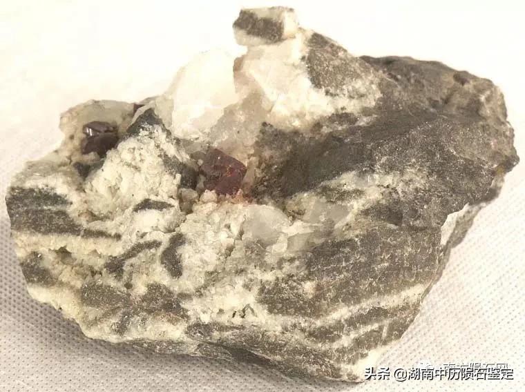 月球陨石与地球矿石的区别,月球陨石和矿石有什么区别