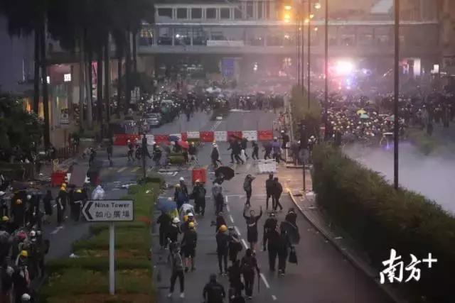 港警鸣枪示警！出动水炮车！直击香港荃湾*乱暴**