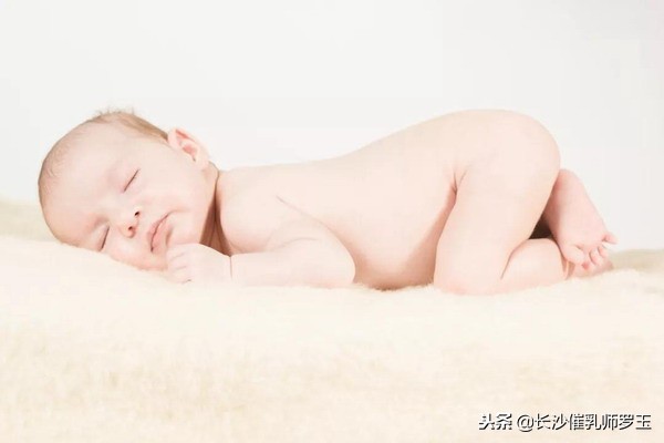 小婴儿睡觉怎么睡最好,宝宝晚上睡觉要不要干预睡觉姿势