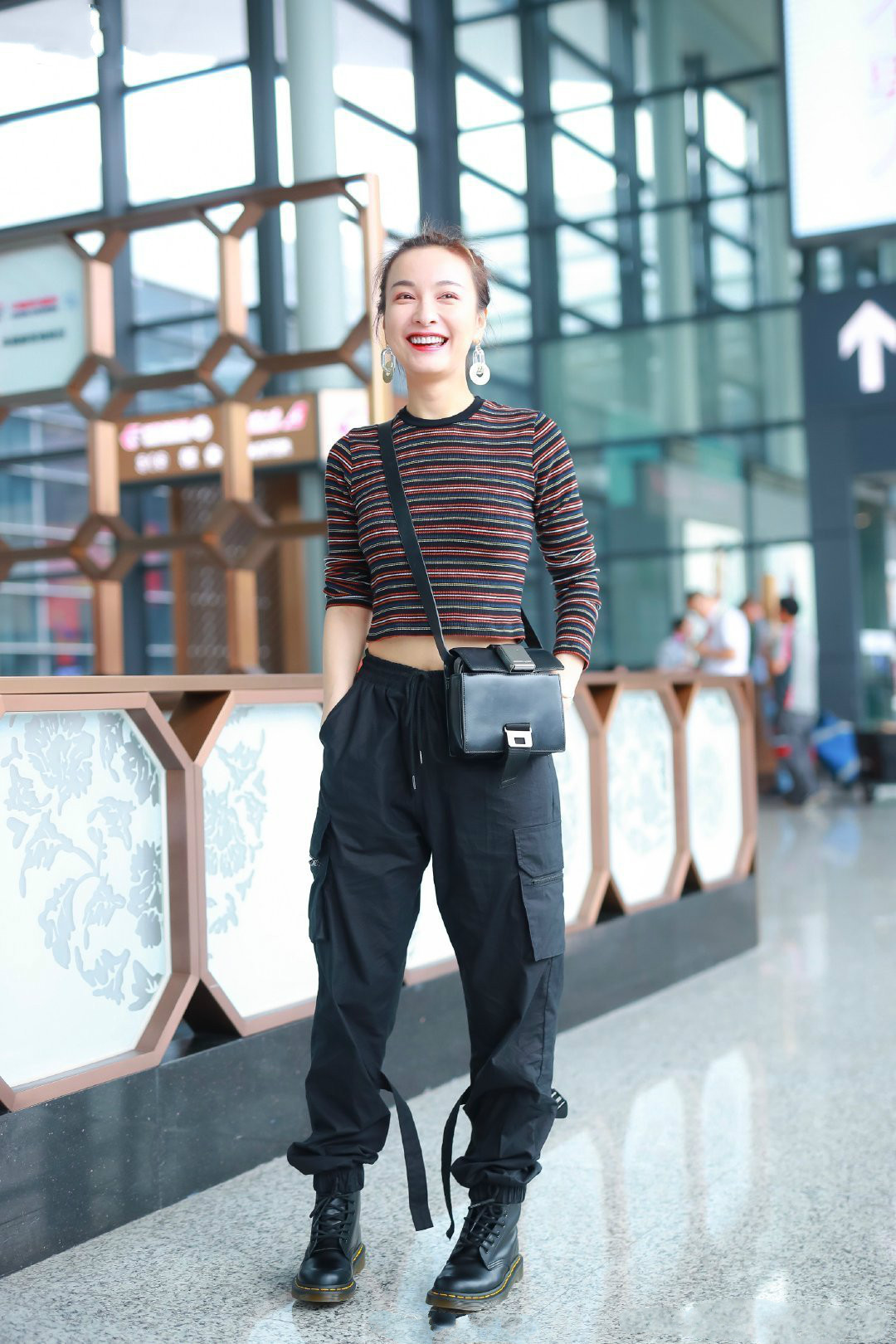 吴昕吊带露背装,吴昕穿红色中筒袜