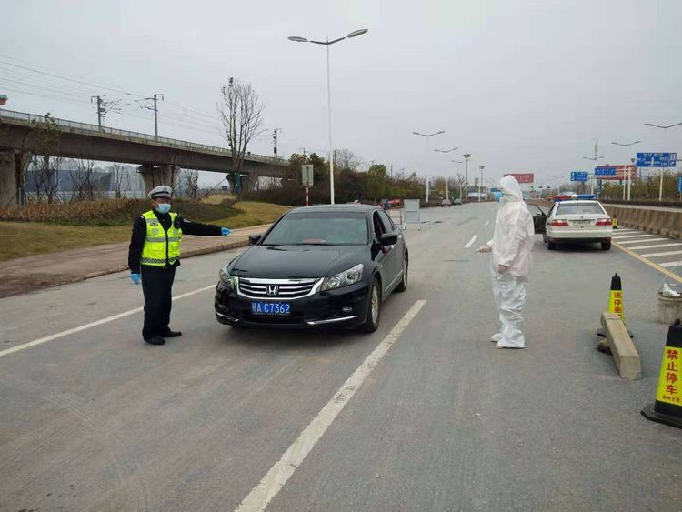 59岁老民警主动请缨上疫情防控一线，龙其安以卡为家创作抗疫诗歌