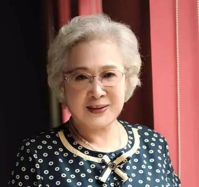 起底老年斑！98岁秦怡为何仍光彩照人？皮肤科主任透露老年人真正护脸“神器”