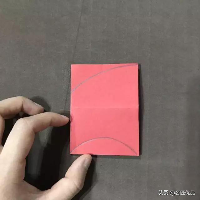 看别人剪新年剪纸很好看,怎么用剪刀来剪新年剪纸