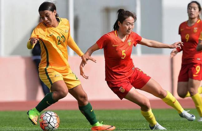 国足首位脱衣庆祝女球员，腹肌让男足无颜，今退役将足球带进大山