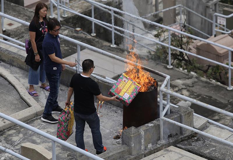 花100亿买纸，烧1000吨物欲｜中国人烧给故人的究竟是什么？