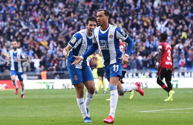 球迷疯狂庆祝武磊进巴萨视频,武磊让球迷陷入疯狂赛场