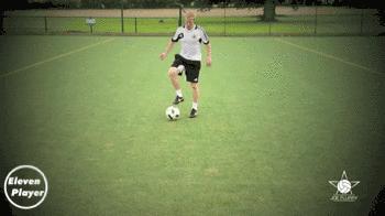 足球左右脚拨拉球练习视频,足球v型拉球热身训练