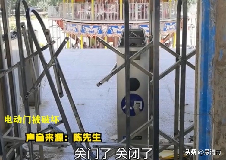 河南：家长带孩子进废弃公园，用手推动旋转木马，人很多还要排队