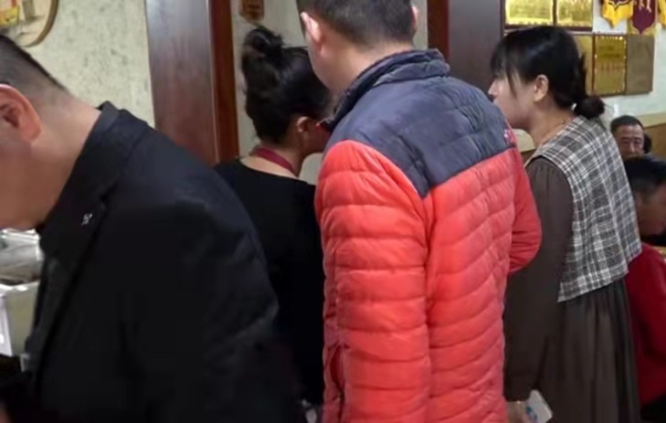 安徽卖板面的小姐姐,安徽女人卖板面