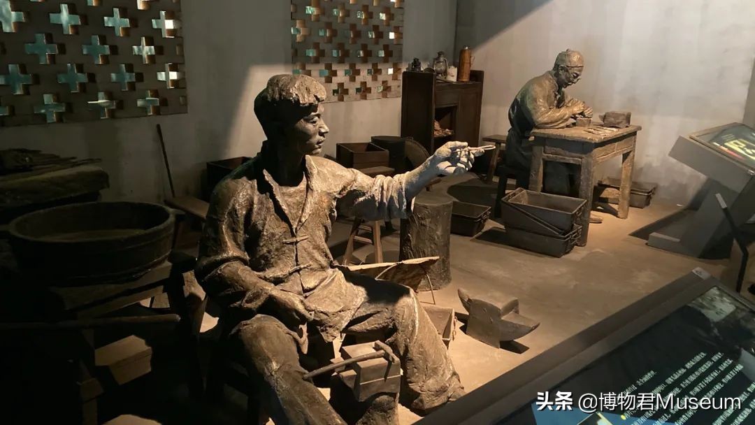 物开一刃为“刀”，两面*刃开**为“剑”，双刀相交为“剪”