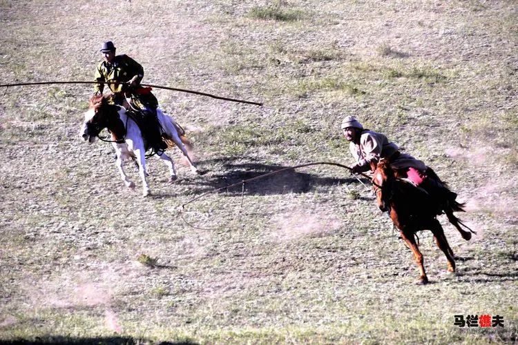 布里亚特牧民骑马摄影作品,草原蒙古族服饰摄影