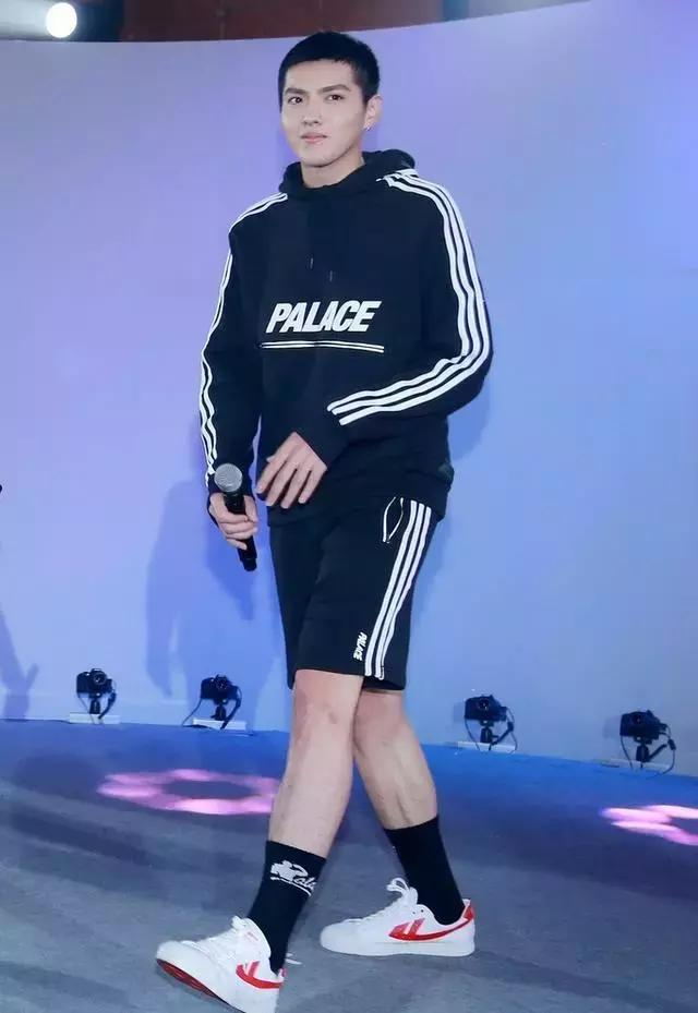 夏天什么裙子配小白鞋,夏天穿裙子可以穿小白鞋吗