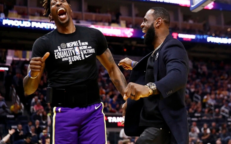 从豪华到岌岌可危不足一个月，冠军中锋拒绝报价或三原因加盟湖人