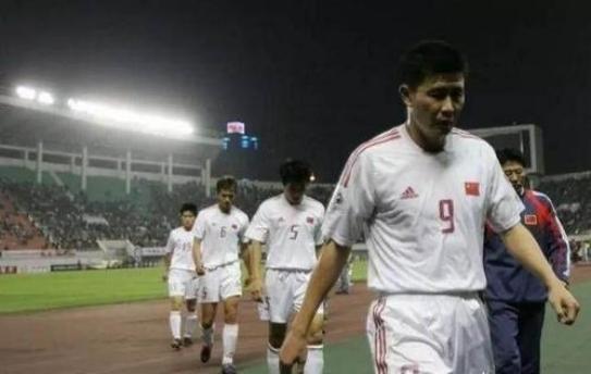 国足1比2中国香港38年来首负,04年国足7比0中国香港