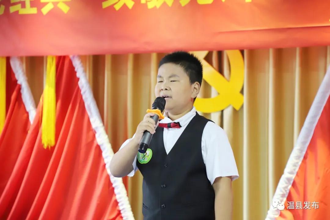 六岁孩子听感人朗诵,孩子朗读被感动