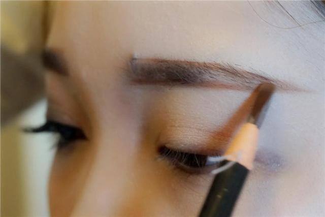 新手化日常淡妆的步骤,女人出门前化个淡妆步骤