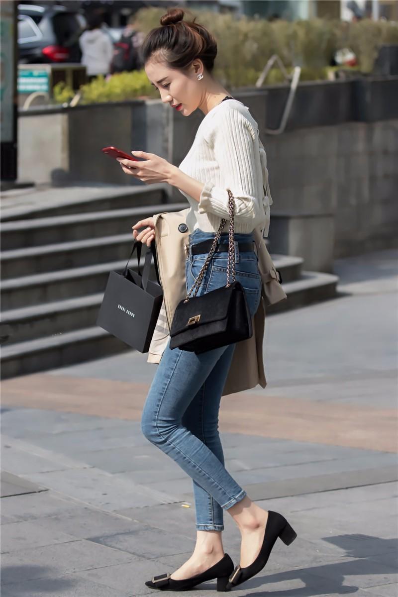 真正会打扮的人到了秋天也不慌,找件针织衫配条哈伦裤就能穿出门