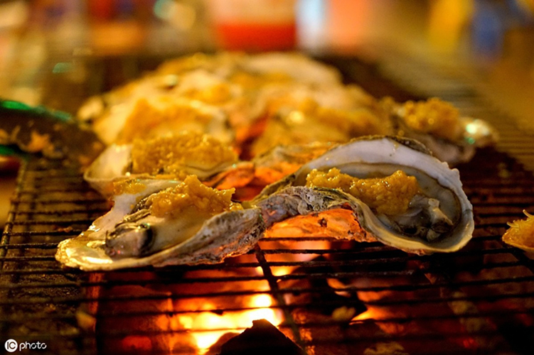 生活在海边的人只能用海鲜充饥,品尝大海的味道纯天然海鲜食材