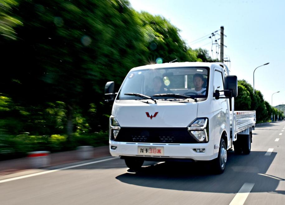 都是国产大牌出品，定位一致，五菱龙卡和跨越者D5怎么选？