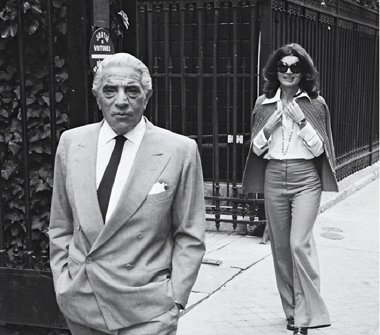 肯尼迪总统被*杀暗**后39岁的妻子为什么会改嫁给62岁的希腊富翁