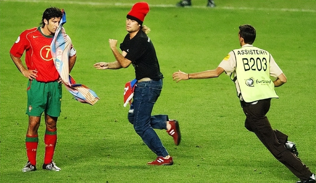 三名小球迷冲入场内梅西现场视频,梅西怎么回应被中国小球迷拥抱