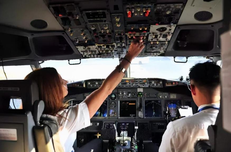 昆明航空的美国女机长金贝丽,美国飞行员金贝丽在中国的生活