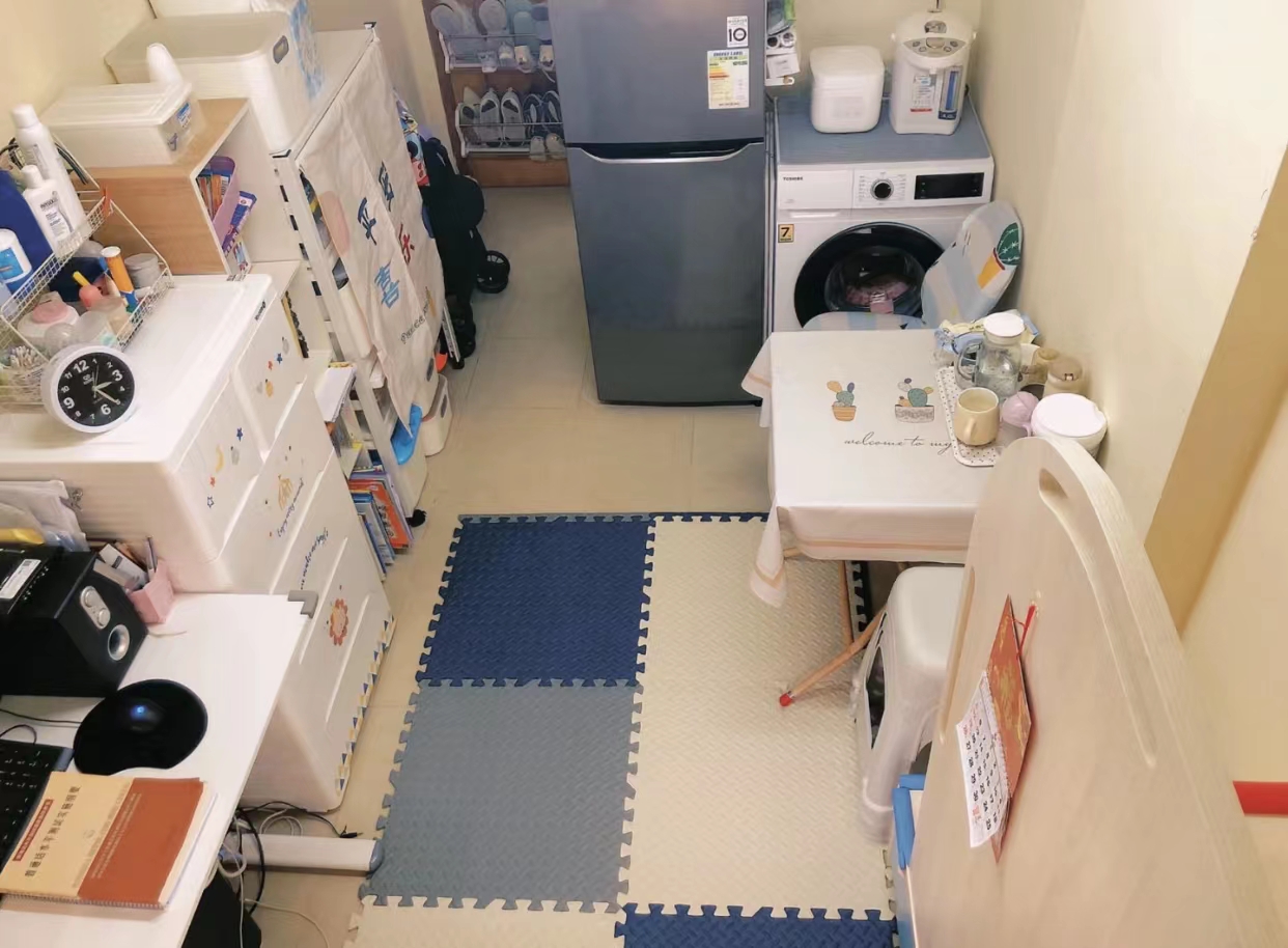 香港一家三口住20平,生活在香港令人窒息劏房