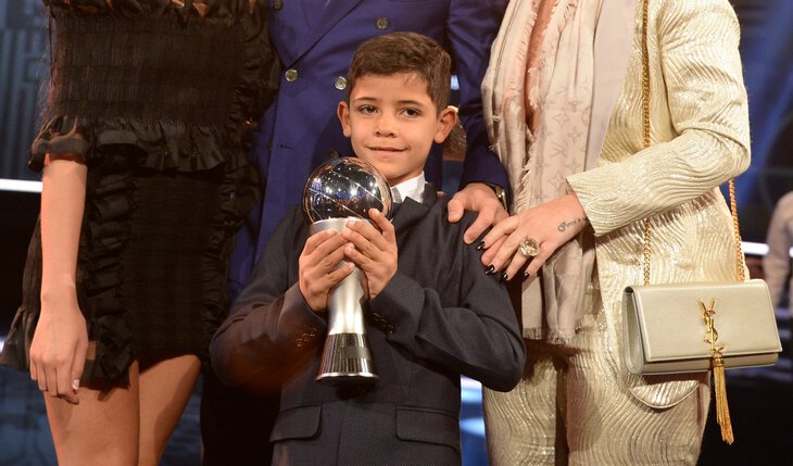 十二岁的c罗和迷你罗踢球,迷你罗对c罗的重要性