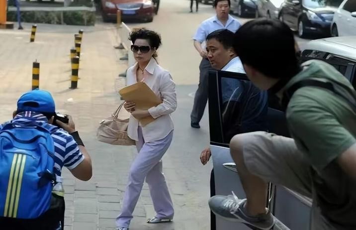 李双江拿三万退休金是真的吗,李双江夫妇一年挣多少钱