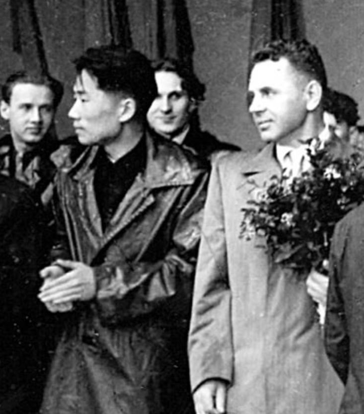 1950年，高岗到朝鲜看望彭德怀，问：毛岸英呢？他怎么不来看我？