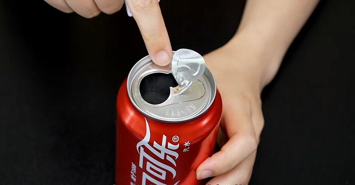 易拉罐拉环损坏,只用一张白纸,罐口“砰”地自己弹开,太实用了