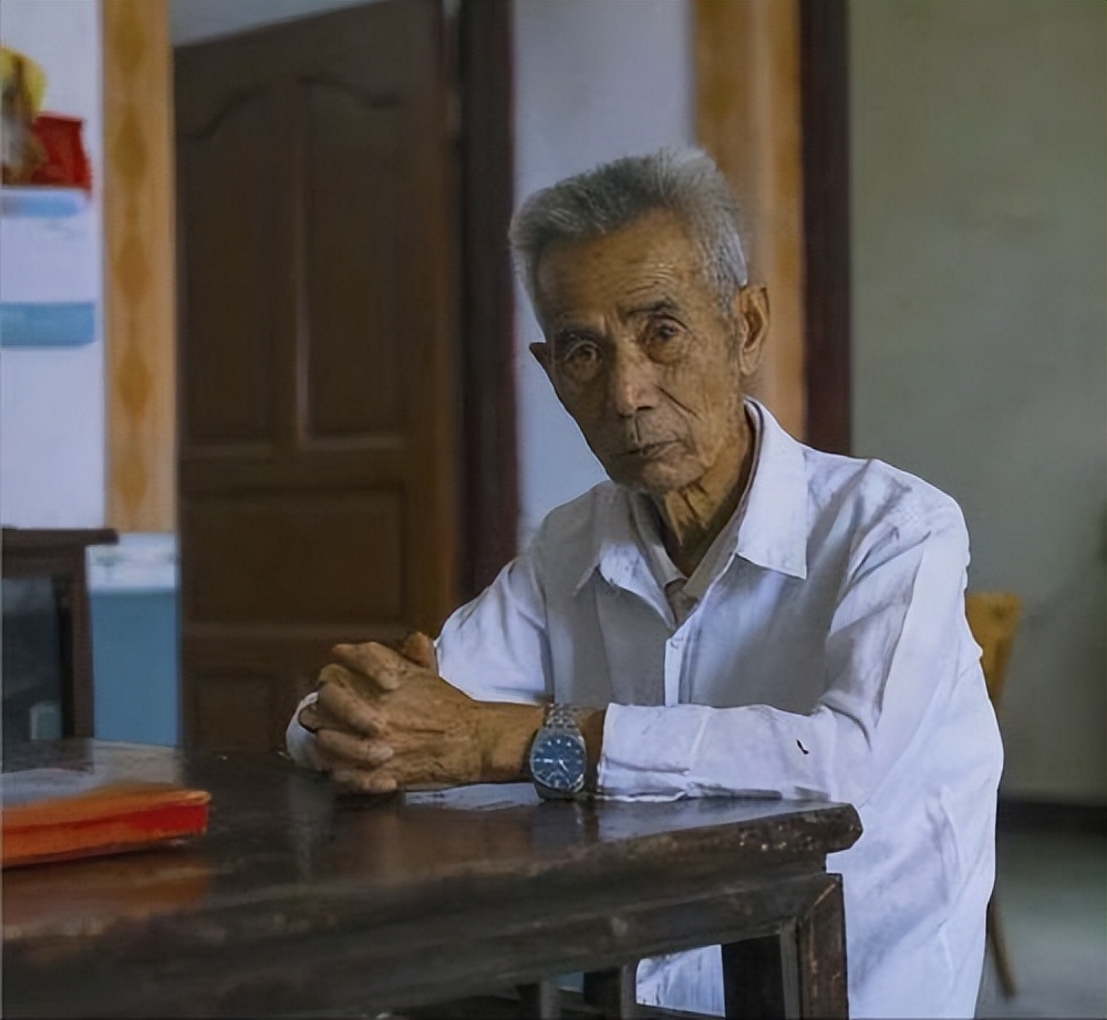 男老师因“强奸”女学生入狱10年，出狱后，女学生集体为老师喊冤