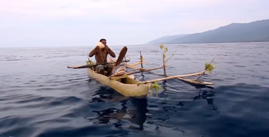 古老部落徒手捕鲨鱼,土著人原始部落捕猎鲨鱼
