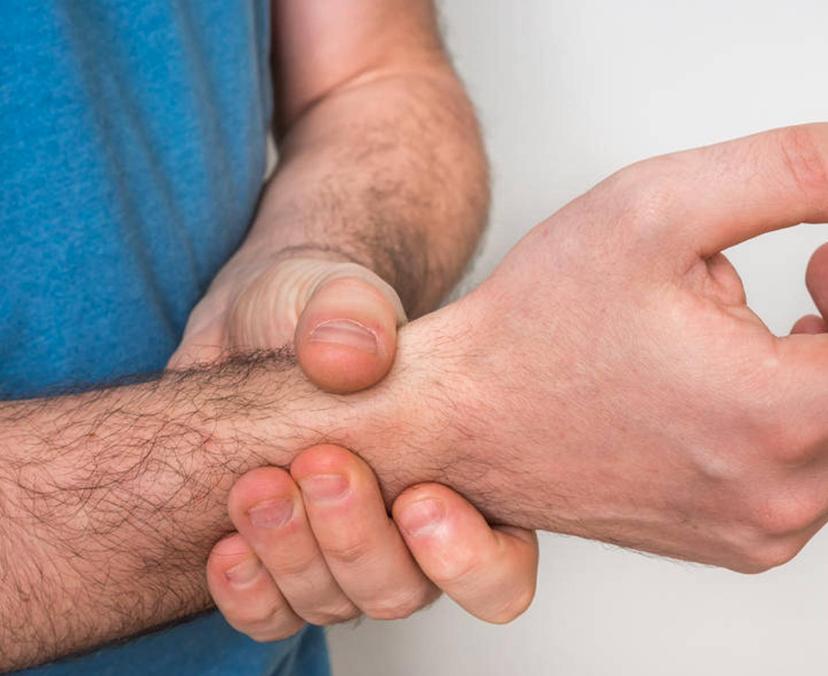 胸口中间刺痛几秒然后消失,胸口有时像针刺痛几秒